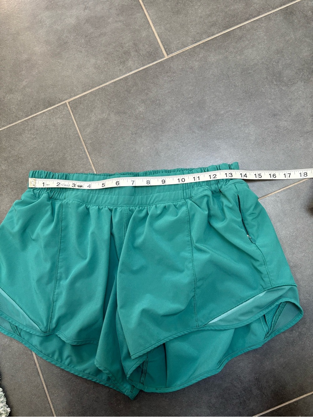 lululemon athletica Hotty Hot Women’s Shorts - Picture 7 of 9
